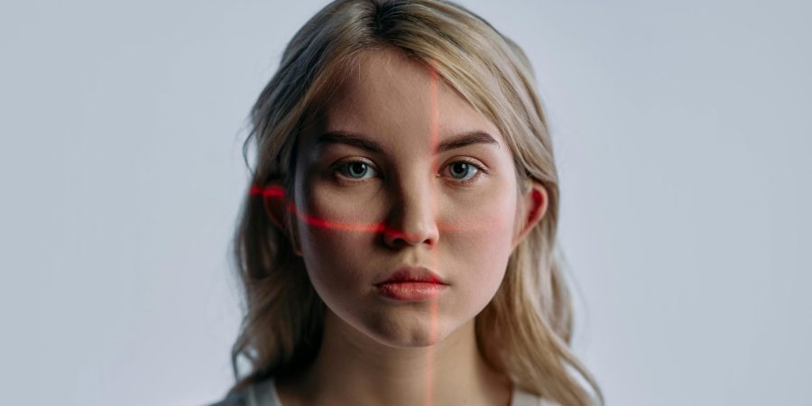 Retrato de pessoa com cabelo claro.